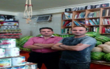 میوهفروشی کاملا متفاوت دو برادر آذریزبان در کرج + عکس میوهفروشی کاملا متفاوت دو برادر آذریزبان در کرج + عکس
